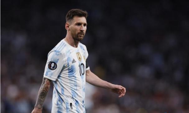 羽绒服上带有“孝”字后续: 原款衣服是没有的, 是别针给别上去的